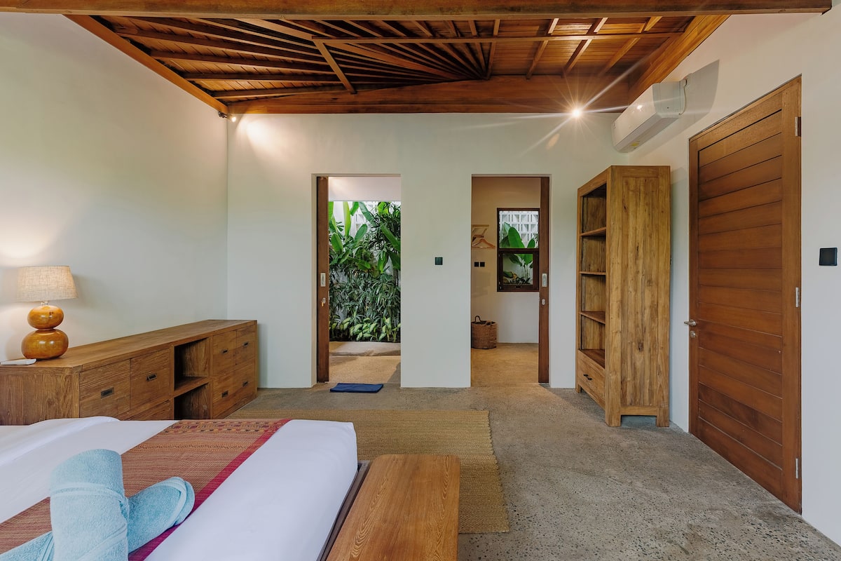 Basic Villa | Individually decorated, individually furnished, laptop workspace