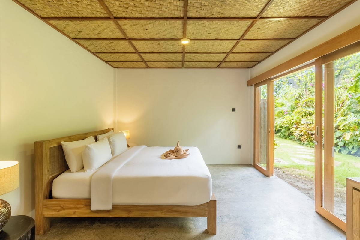 Individually decorated, individually furnished, laptop workspace