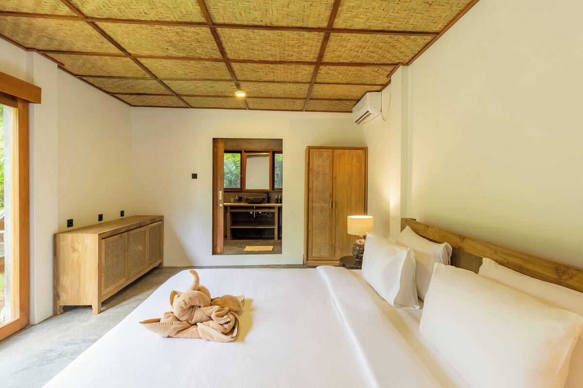 Individually decorated, individually furnished, laptop workspace