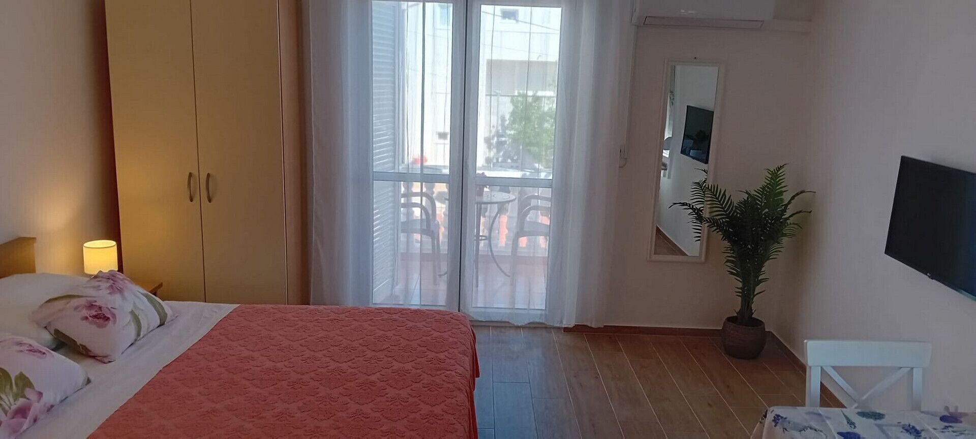 Een strijkplank/strijkijzer, reisbedje, gratis wifi, beddengoed