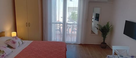 Iron/ironing board, travel crib, free WiFi, bed sheets