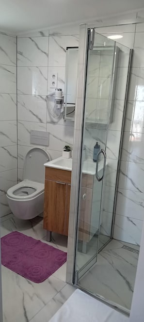 Douche, sèche-cheveux, serviettes fournies