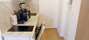 Kühlschrank, Mikrowelle, Herdplatte, Geschirrspüler