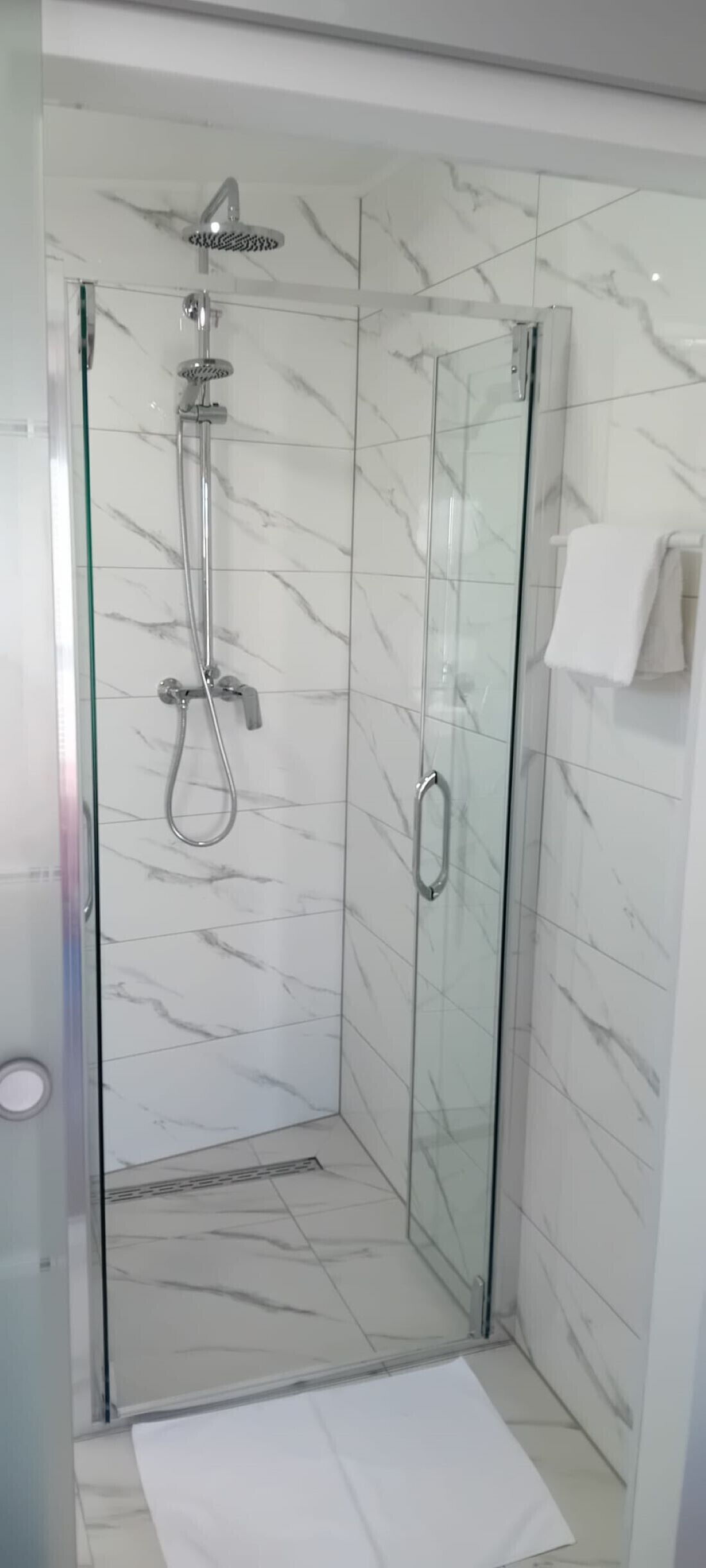 Dusj, hårføner og håndklær