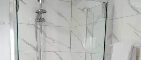 Dusj, hårføner og håndklær