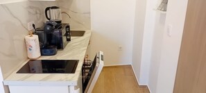 Réfrigérateur, micro-ondes, lave-vaisselle, cafetière/bouilloire