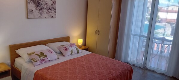 Iron/ironing board, free WiFi, bed sheets