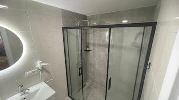 Camera familiare | Bagno | Doccia, asciugacapelli, pantofole, asciugamani