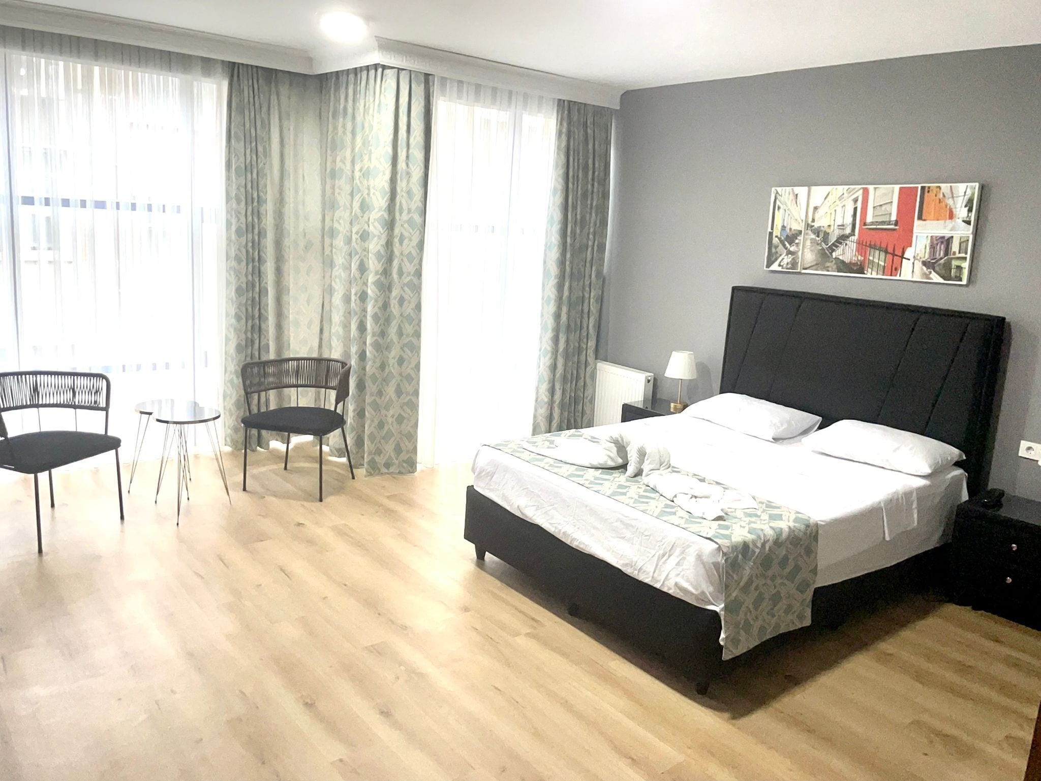 Douche, sèche-cheveux, chaussons, serviettes fournies