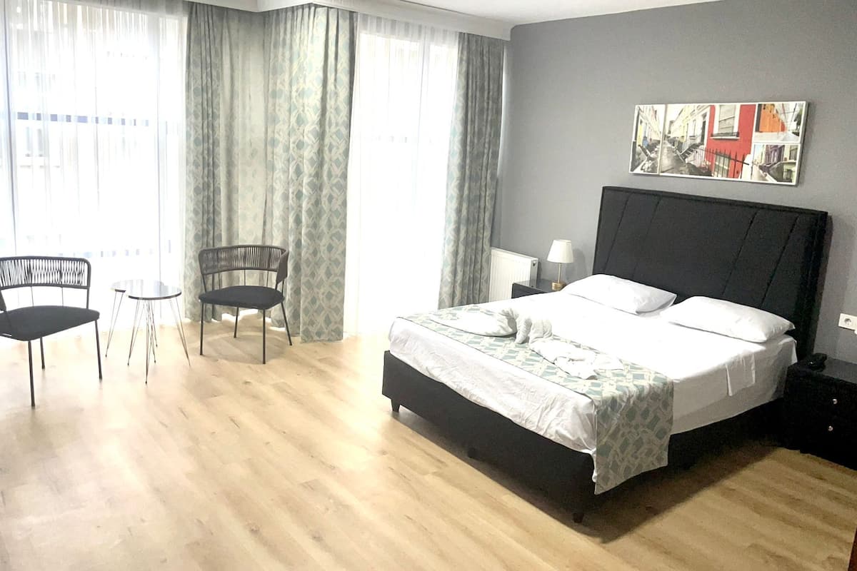 Douche, sèche-cheveux, chaussons, serviettes fournies