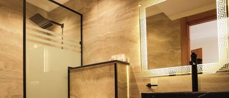 Ein modernes Badezimmer mit Toilette, Bidet und Waschbecken.