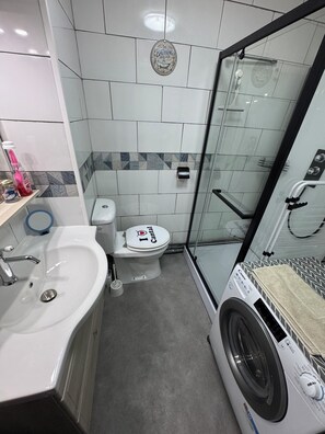 Dusj, hårføner og håndklær