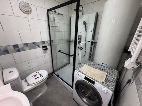 Douche, sèche-cheveux, serviettes fournies. La Flânerie Mauriacoise (2⭐️)