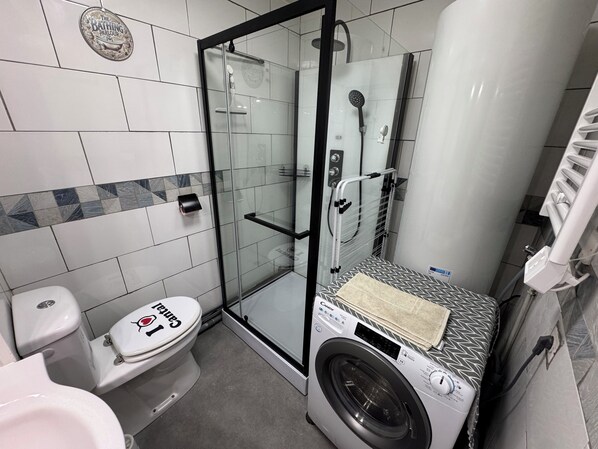 Shower, hair dryer, towels