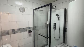 Douche, sĂšche-cheveux, serviettes fournies