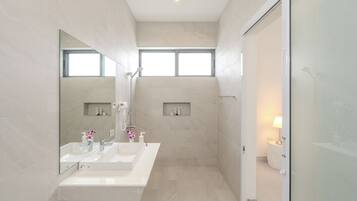Vila Eksklusif | Kamar mandi | Shower, pengering rambut, sandal, dan handuk