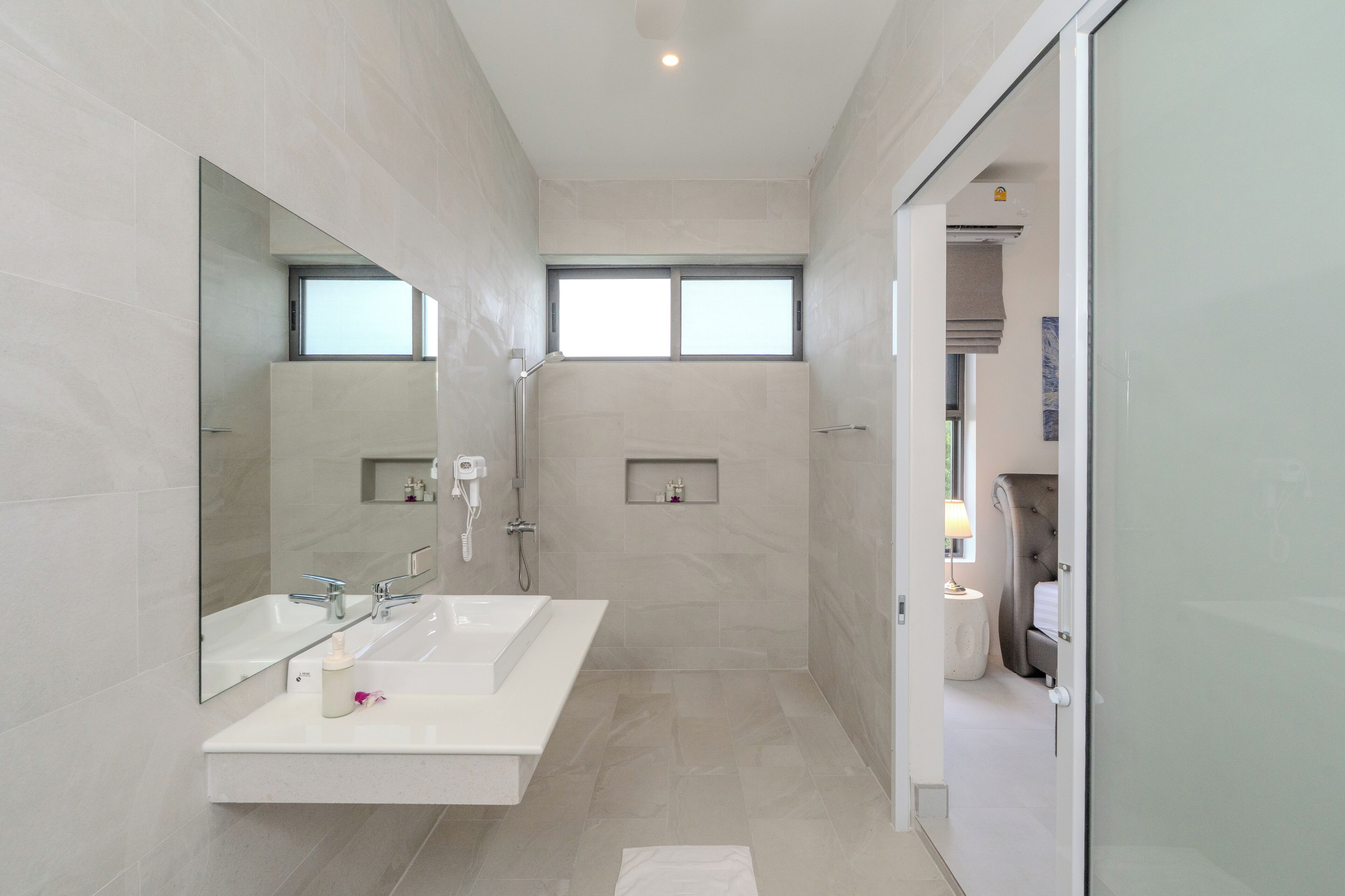 Vila Eksklusif | Kamar mandi | Shower, pengering rambut, jubah mandi, dan sandal
