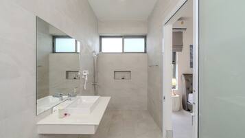 Vila Eksklusif | Kamar mandi | Shower, pengering rambut, jubah mandi, dan sandal