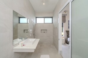 Vila Eksklusif | Kamar mandi | Shower, pengering rambut, jubah mandi, dan sandal