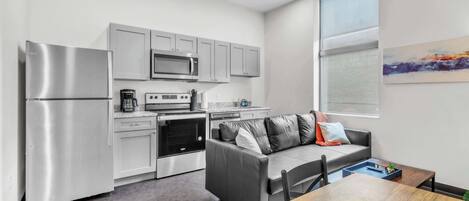 Réfrigérateur, four à micro-ondes, un four, surface de cuisson