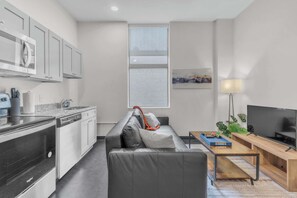 Una televisión, una oficina