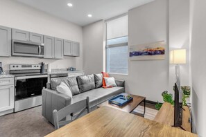 Una televisión, una oficina