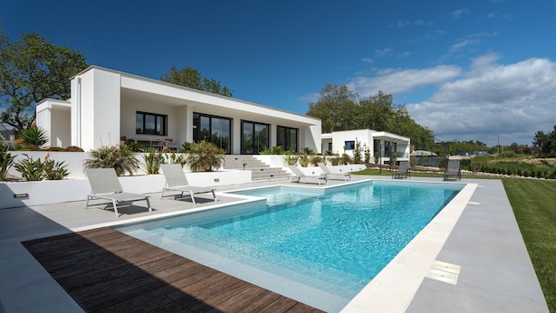 A modern house with a swimming pool, outdoor seating, and a well-maintained garden. - Villa Serenity - a paradise between golf and the sea (Foz do Arelho)