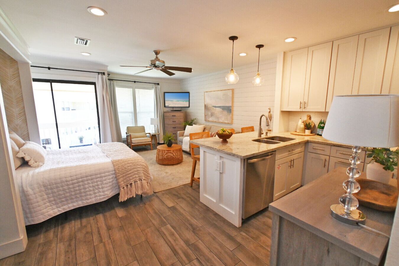 Escritorio, tabla de planchar con plancha, wifi gratis y ropa de cama 