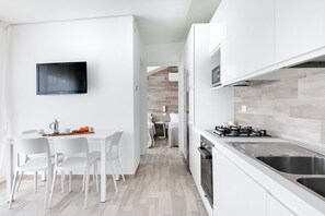 Kühlschrank, Mikrowelle, Ofen, Herdplatte