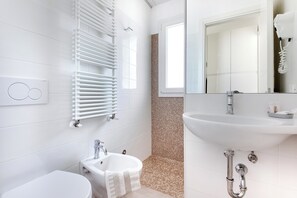 Dusche, Haartrockner, Bidet, Handtücher