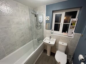 Regadera, toallas, jabón, papel de baño 