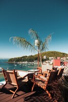Una piscina al aire libre de temporada