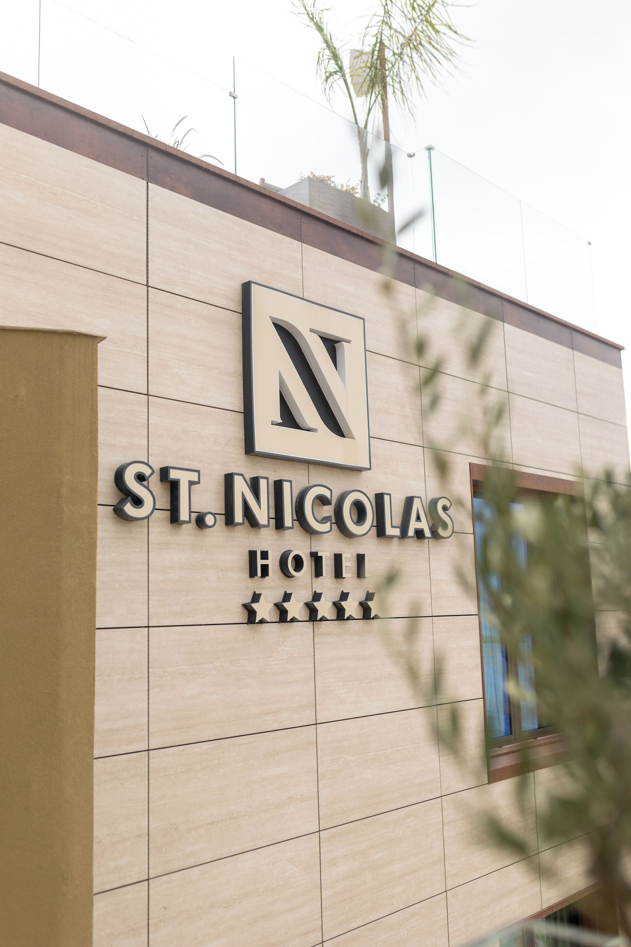 Un cartel de hotel con el nombre 'St. Nicolas Hotel'.