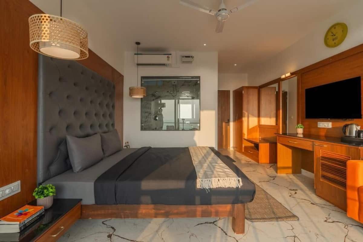 Superior Double Room with Balcony and Sea View | Soundproofing, free WiFi, bed sheets