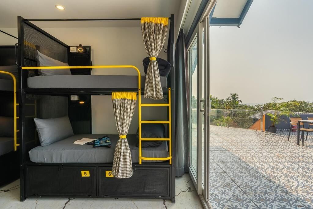 Une chambre avec des lits superposés donnant sur l’extérieur.