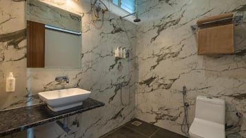 Superior Double Room with Balcony and Sea View | Bathroom