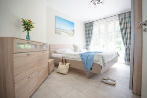 3 bedrooms, desk, iron/ironing board, travel cot