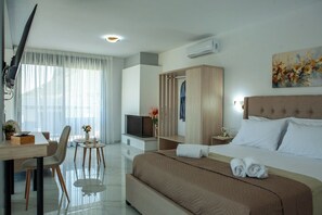 3 chambres, fer et planche à repasser, Wi-Fi, draps fournis