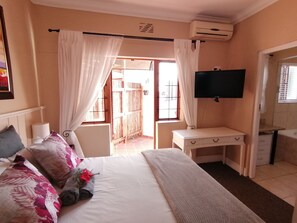 Deluxe Double Room, Non Smoking | Iron/ironing board, free WiFi - Beulah Lodge (Cape Town)