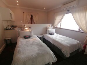 Habitación Deluxe doble, patio, vistas al jardín | Tabla de planchar con plancha y wifi gratis