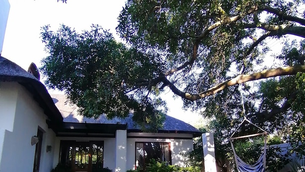A house with a garden, a pond, and a hammock. - Beulah Lodge (Cape Town)
