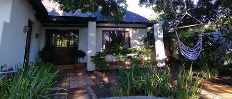 Quarto casal luxo, varanda, vista para o jardim | Vista para o jardim