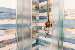 Douche, sèche-cheveux, bidet, serviettes fournies