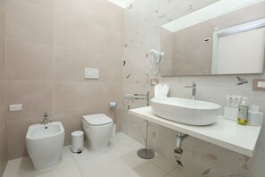 تجهيزات دش، مجففات شعر، مراحيض شطف