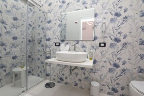 Douche, sĂšche-cheveux, bidet, serviettes fournies