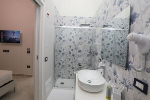 تجهيزات دش، مجففات شعر، مراحيض شطف، مناشف