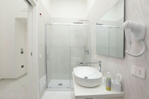 Shower, hair dryer, bidet, towels