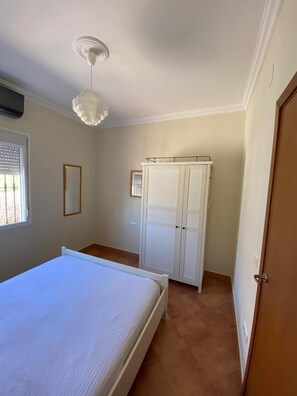 4 bedrooms, iron/ironing board, WiFi