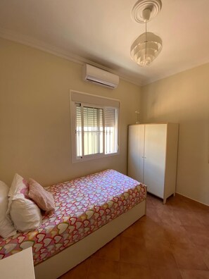 4 bedrooms, iron/ironing board, WiFi