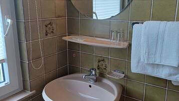 Classic-Doppelzimmer, mit Bad | Badezimmer | Handtücher, Seife, Shampoo, Toilettenpapier